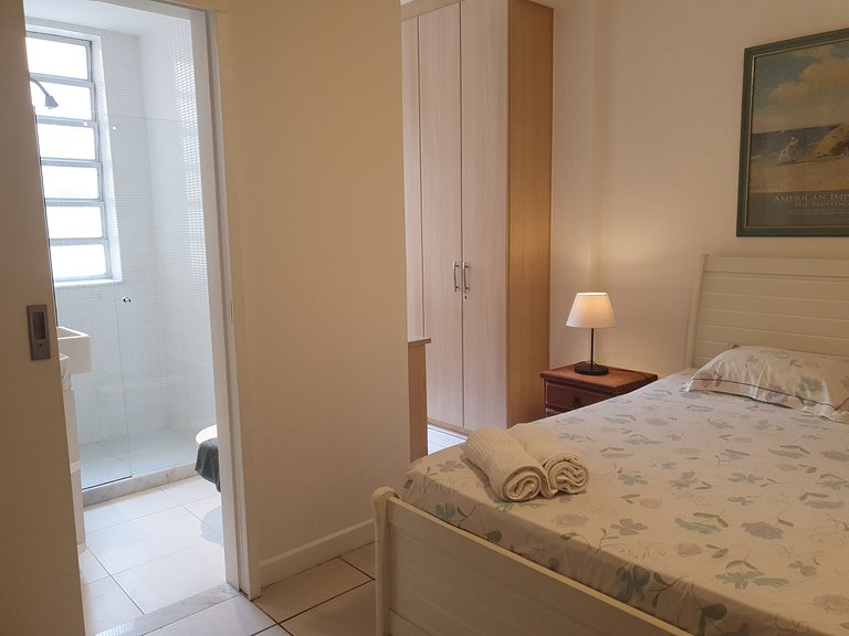 Apartamento 2 quartos com saída pra praia próximo de superme