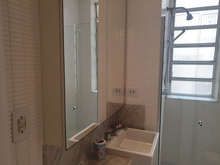 Apartamento 2 quartos com saída pra praia próximo de superme