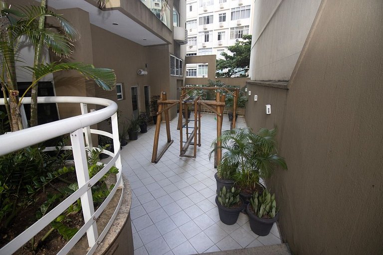 Apto próximo a praia, com piscina e estacionamento