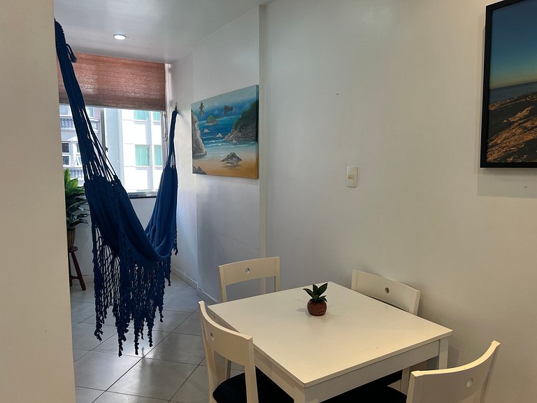Apto a 190m da praia Leme